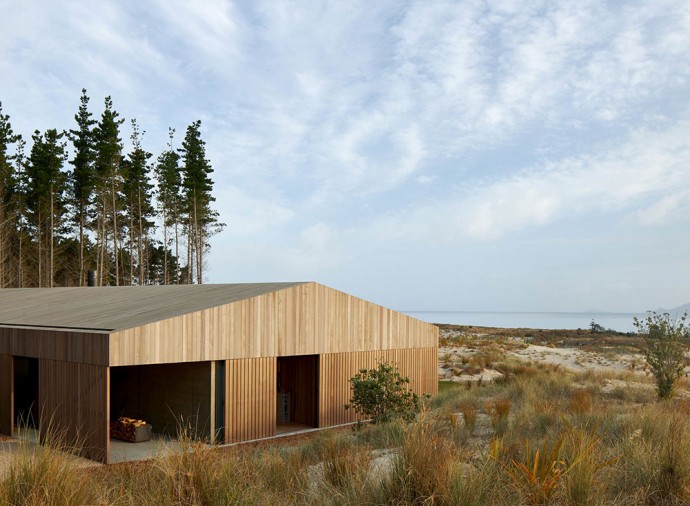 Современный деревянный дом в дюнах Новой Зеландии