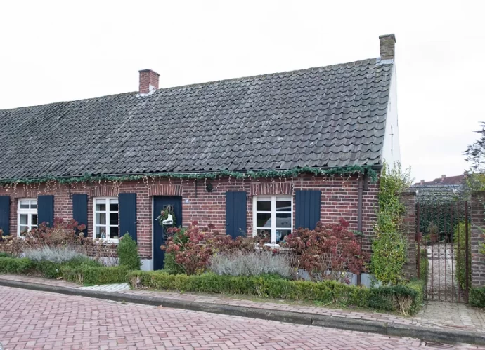 172-летний дом мебельного дизайнера Гвен Дорпманнс в городке Баарло, Лимбург, Нидерланды