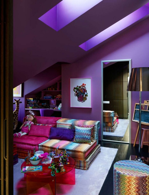 Красочный интерьер просторной двухуровневой квартиры