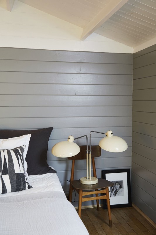 Небольшая уютная хижина в лесу