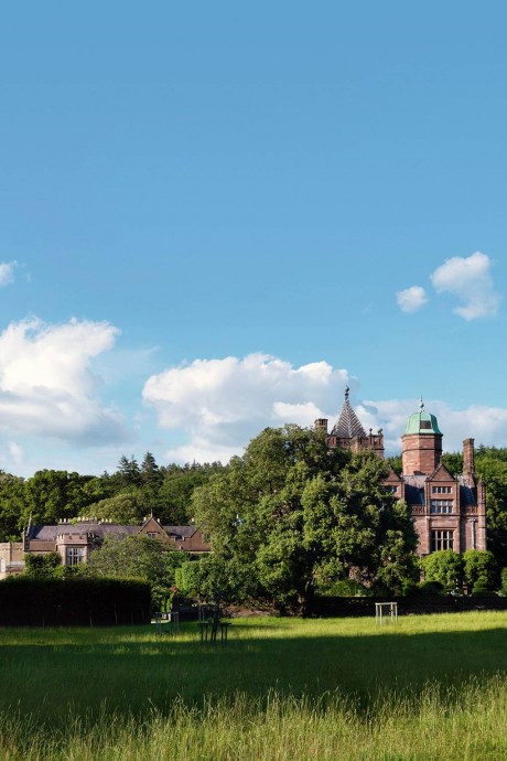 Частный дворец Holker Hall недалеко от деревни Картмел, Камбрия, Великобритания Частный дворец Holker Hall недалеко от деревни Картмел, Камбрия, Великобритания