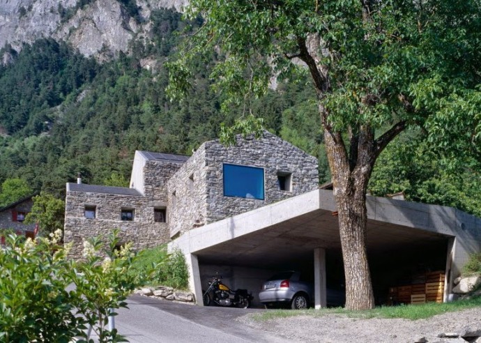 Отреставрированный дом, построенный в 1814 году в Чамосоне, Швейцария