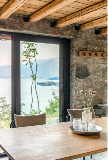 Дом молодой семейной пары у озера Комо в Нобиалло, Италия