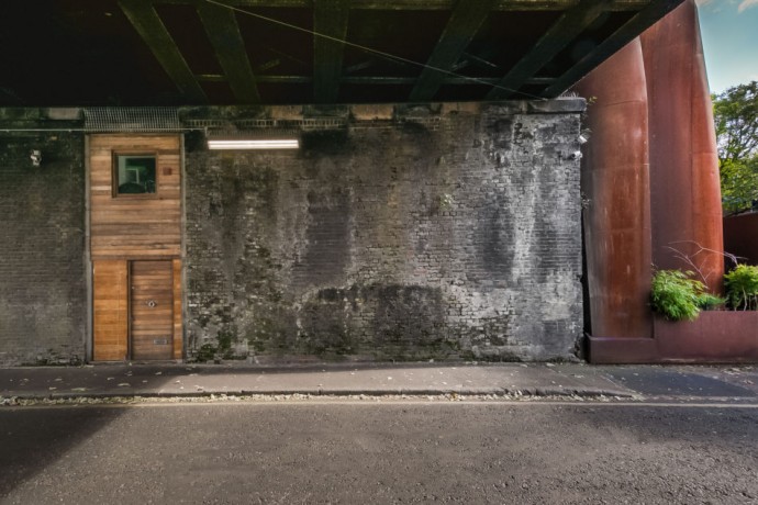 Расположенный под железнодорожным виадуком XIX века дом в Лондоне