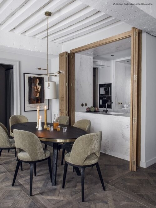 Стильная парижская квартира, оформленная в мягких серых тонах