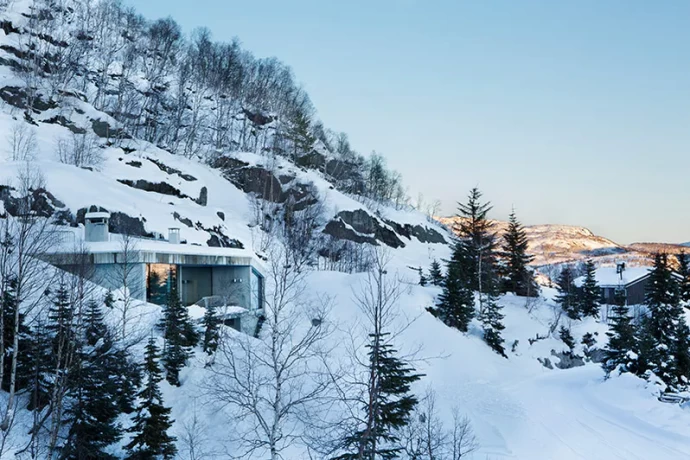 Бетонный коттедж на склоне горы в Норвегии