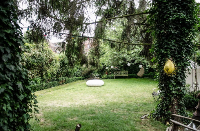 Особняк с пышным садом в пригороде  Лилля, Франция