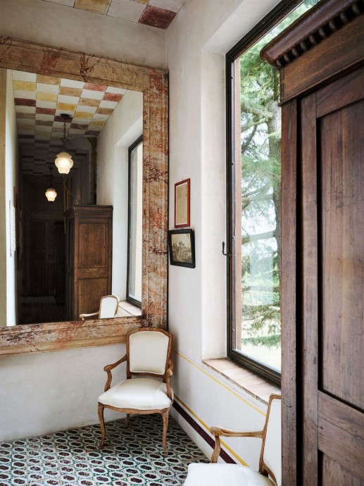 100-летний загородный дом поэта и издателя Паолы Иглиори на окраине Рончильоне, Италия