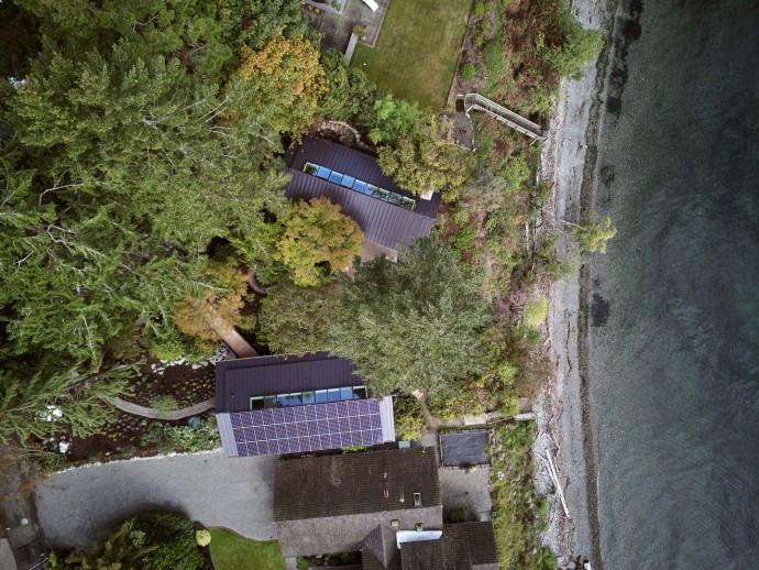 Дом 1960-х годов на берегу Тихого океана на острове Бейнбридж, штат Вашингтон