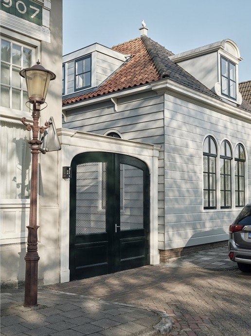 Традиционный дом на дамбе в Амстердаме
