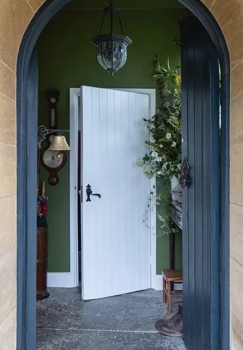 Дом эксперта по цвету лакокрасочного бренда Farrow & Ball Джоа Стадхольм в Сомерсете, Великобритания Дом эксперта по цвету лакокрасочного бренда Farrow & Ball Джоа Стадхольм в Сомерсете, Великобритания