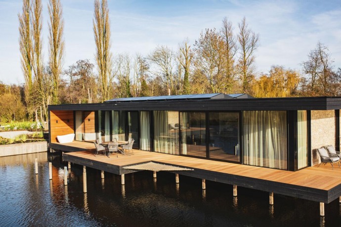 Современный дом на берегу озера в Нидерландах