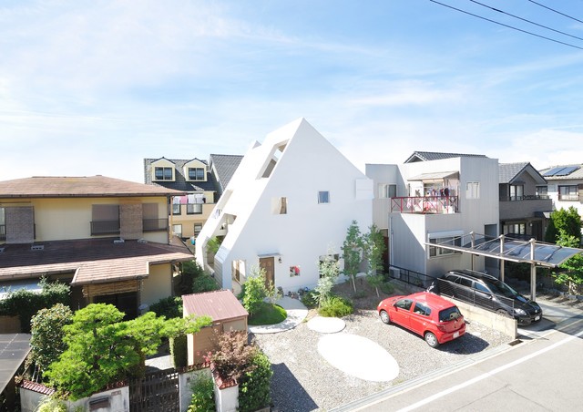 Своеобразный дом с белоснежным фасадом в Окадзаки, Япония