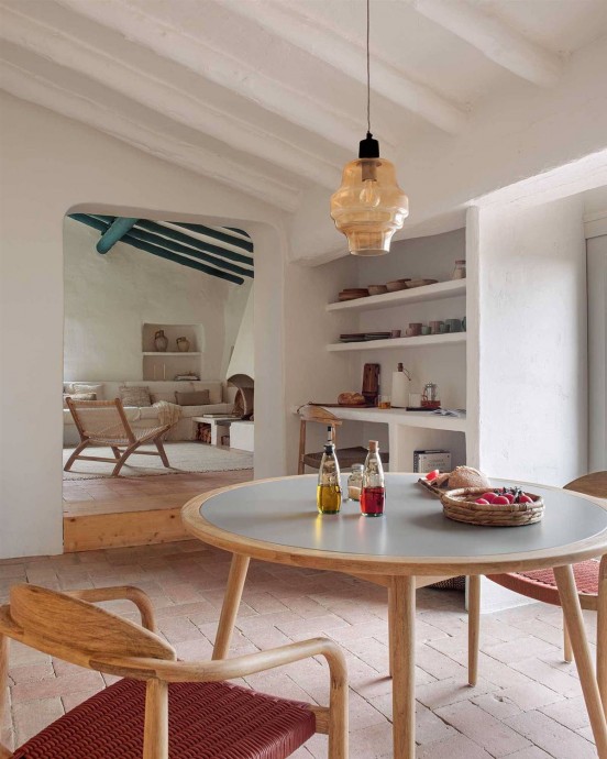 Дом, оформленный дизайнерами испанского бренда Kave Home в средиземноморском духе