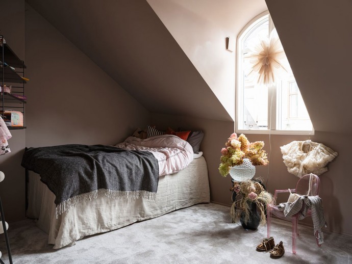 Стильная мансардная квартира под крышей старого дома в Стокгольме Стильная мансардная квартира под крышей старого дома в Стокгольме