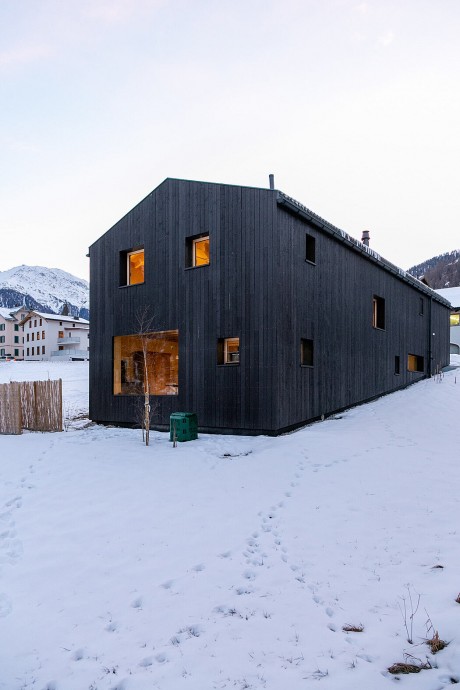 Деревянный дом в деревне Мюстер, Швейцария