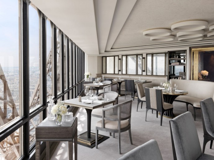 Ресторан Le Jules Verne на втором этаже Эйфелевой башни в Париже