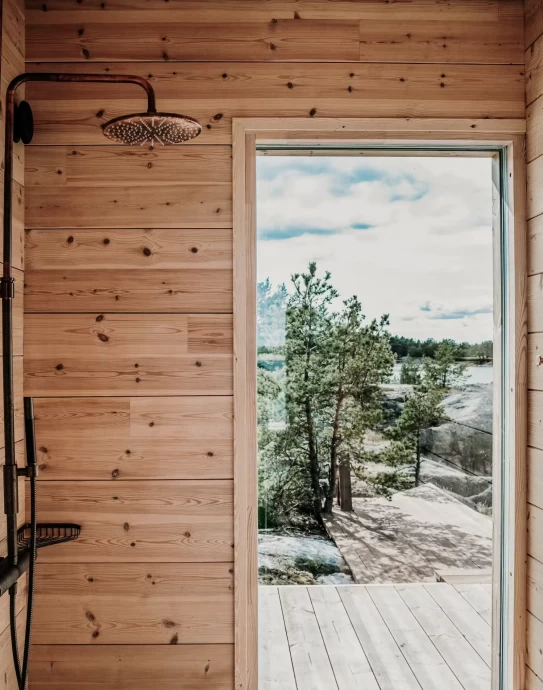 Деревянный дом на уединённом острове в Финляндии