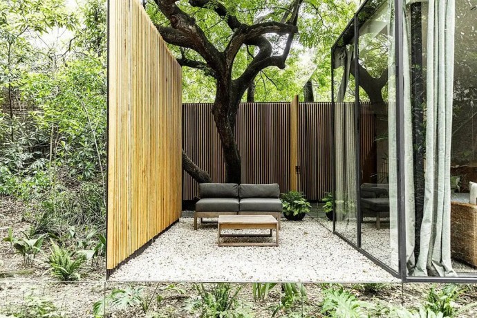Дом из дерева и стекла в Мексике, интегрированный в окружающую среду