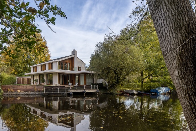 Дом на берегу озера в Амстердаме