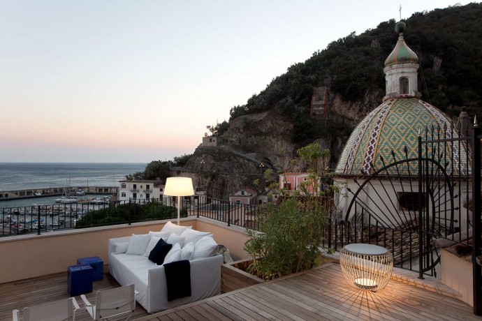 Апартаменты с видом на скалистое побережье Амальфи в Италии