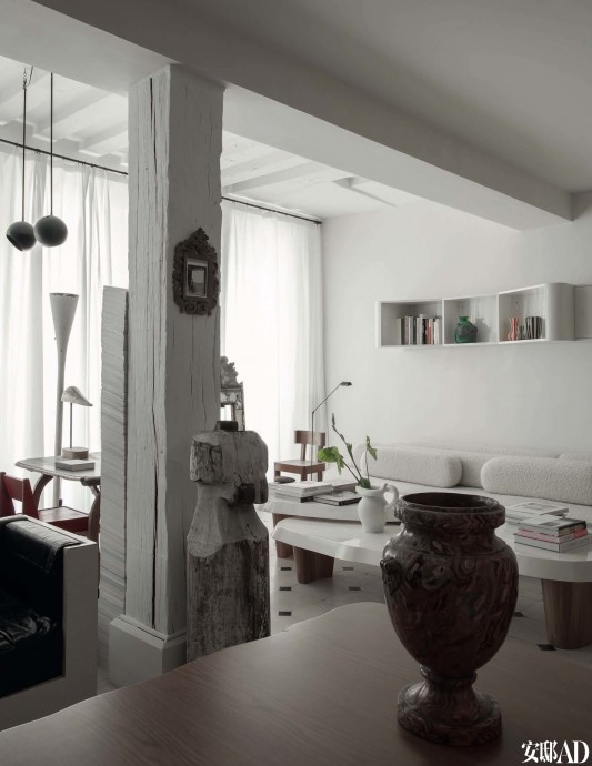 Квартира антиквара и сооснователя мебельного бренда Pierre Augustin Rose Пьера Бенара в Париже