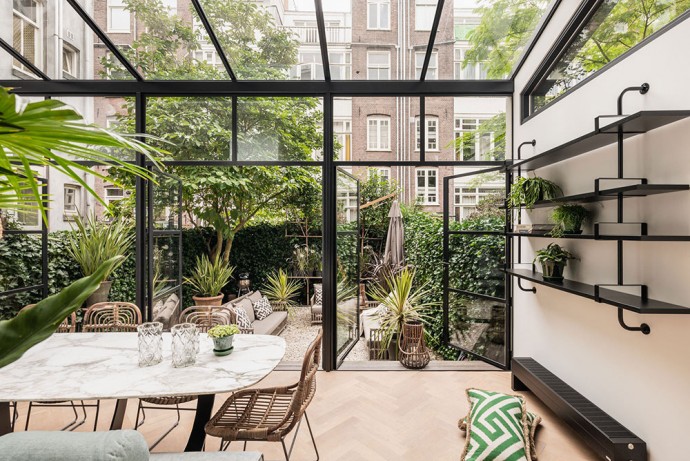 Квартира, занимающая три этажа 100-летнего таунхауса в Амстердаме