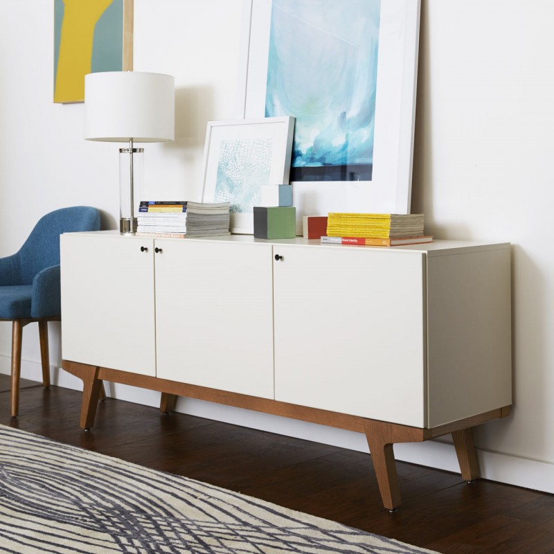 Инсталляции в магазине офисной мебели West Elm