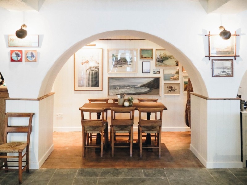 Приморский паб The Ferry Boat Inn в Корнуолле, Англия