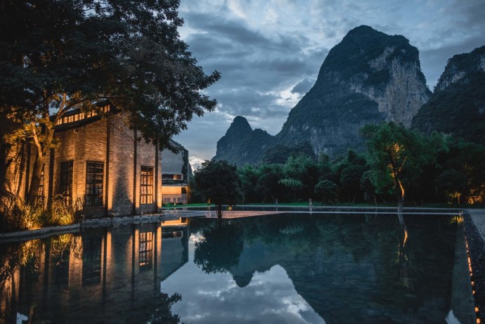 Уникальный курорт Alila Yangshuo на территории старого завода в Китае