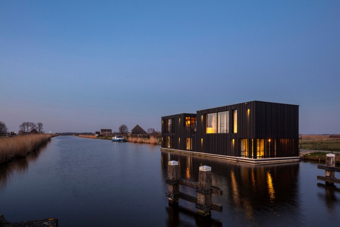 Контейнерный дом на воде в Нидерландах