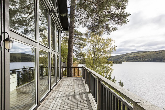 Загородный дом у озера в Швеции
