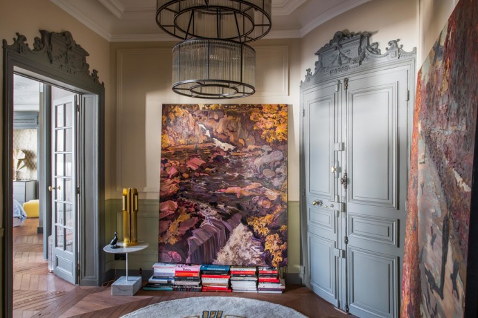 Старинные архитектурные элементы и современные произведения искусства в интерьере парижской квартиры