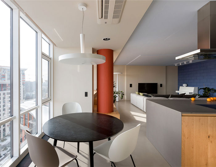 Интригующие дизайнерские конструкции и яркие акценты в интерьере просторных апартаментов
