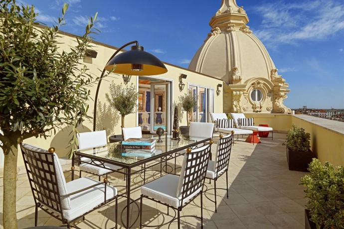 Один из самых больших люксов в Европе: пентхаус Villa La Cupola в римском отеле Westin Excelsior