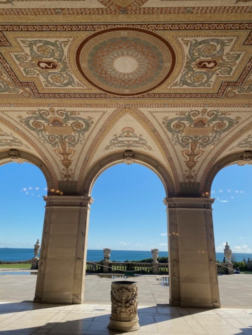 Дворец The Breakers 1895 года постройки, принадлежащий семье американских миллионеров Вандербильт