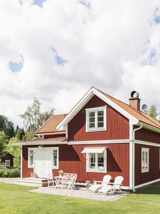 Небольшой бревенчатый домик конца XIX века постройки в провинции Даларна, Швеция