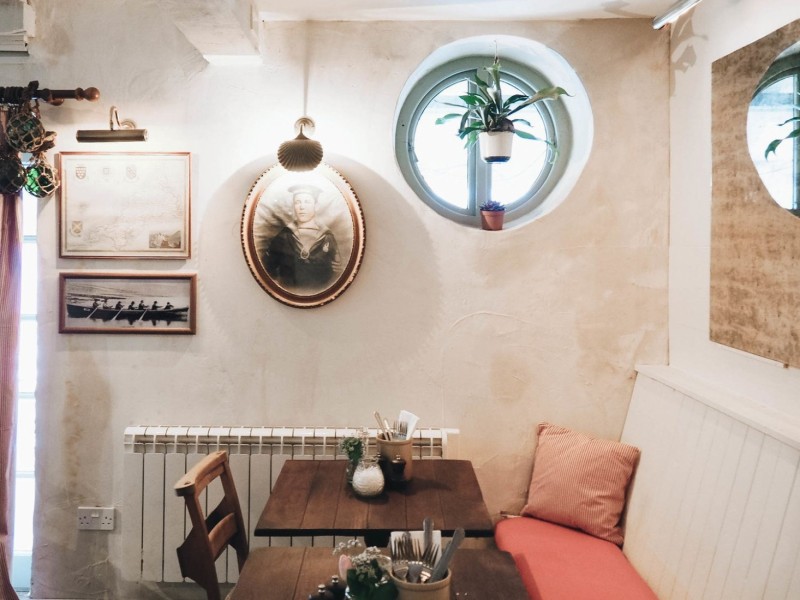 Приморский паб The Ferry Boat Inn в Корнуолле, Англия