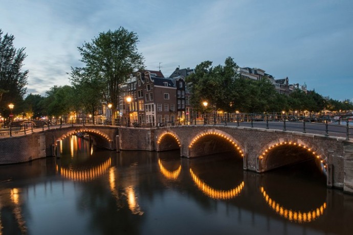 Таунхаус с видом на канал в Амстердаме