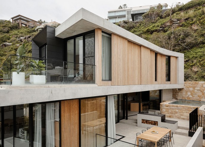 Современный дом на скалистом склоне над океаном в Сиднее