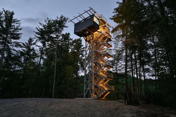 Автономный контейнерный дом на высоте 18 метров над землей в штате Джорджия