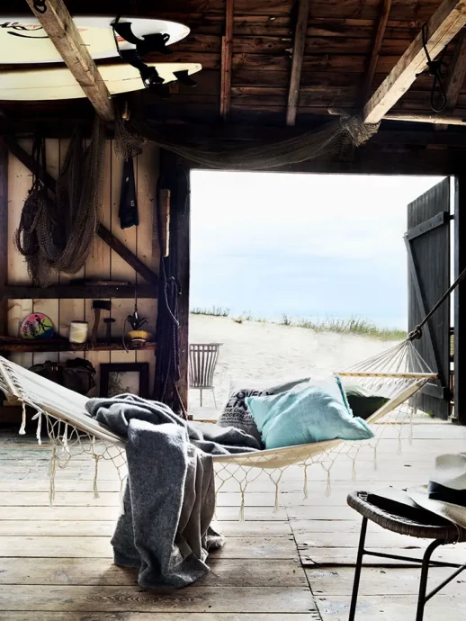 Пляжный домик, оформленный дизайнерами шведского текстильного бренда Lovely Linen