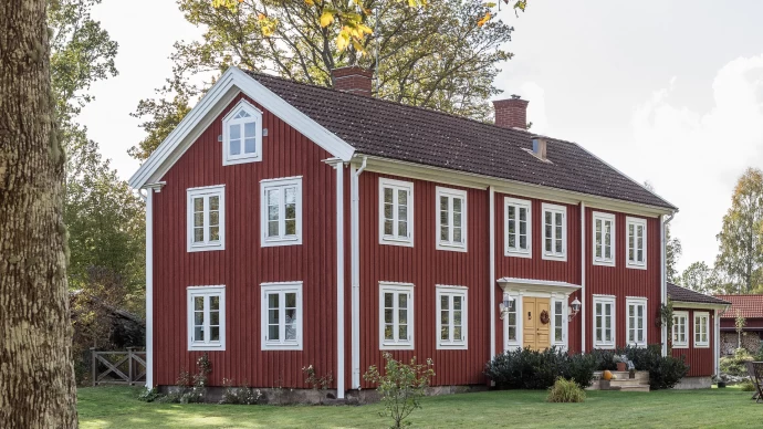 Бывшая сельская школа в небольшой шведской деревне Турсбю, превращённая в жилой дом