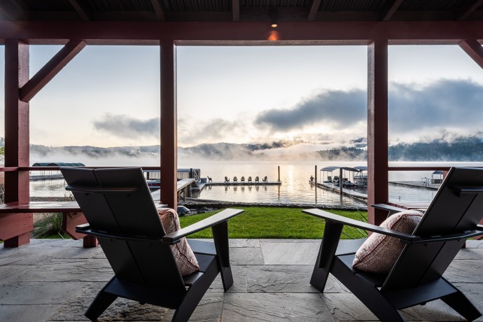 Дом дизайнера Грегори Кармайкла на берегу озера в Северной Америке