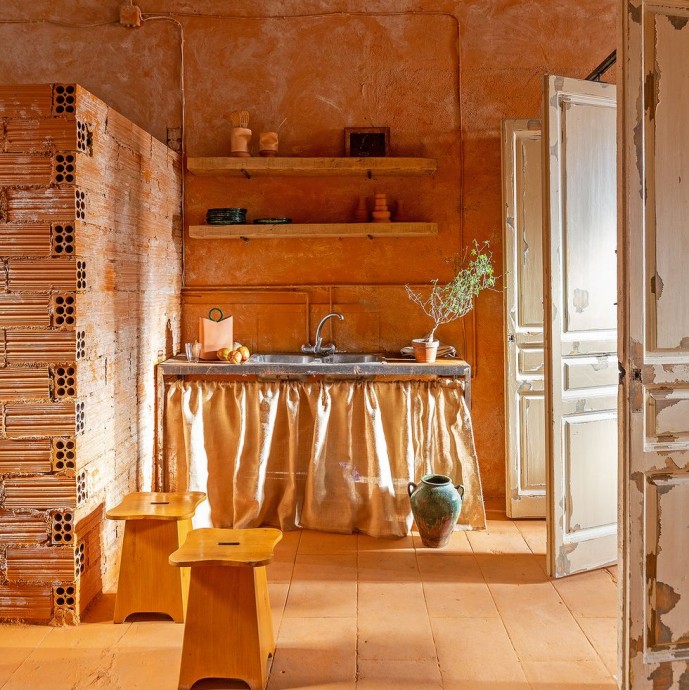 Дом-мастерская художника Иньяки Морено в бывшем старинном монастыре в Барселоне