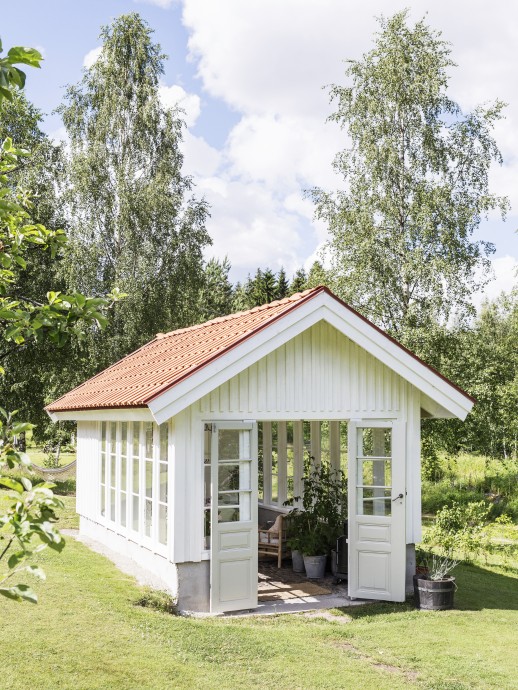 Небольшой бревенчатый домик конца XIX века постройки в провинции Даларна, Швеция
