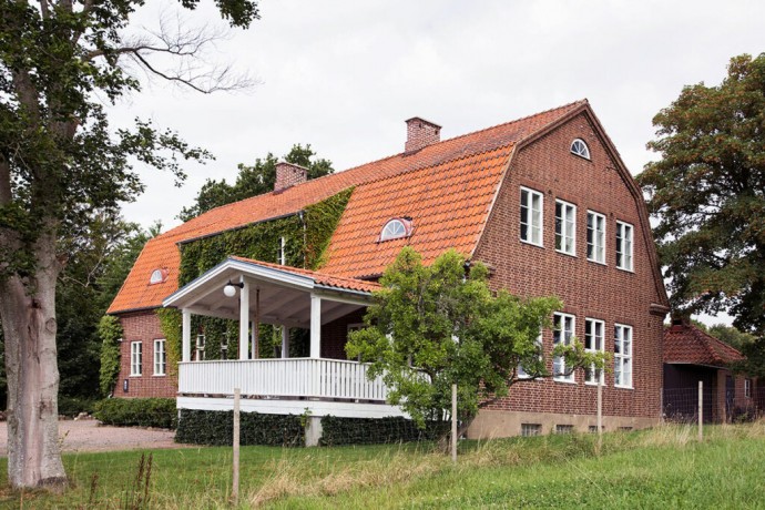 Превращённая в жилой дом бывшая школа 1928 года в Сконе, Швеция