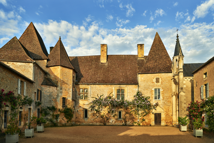 700-летнее Château de la Bourlie художника Сирила де Комарка в департаменте Дордонь, Франция