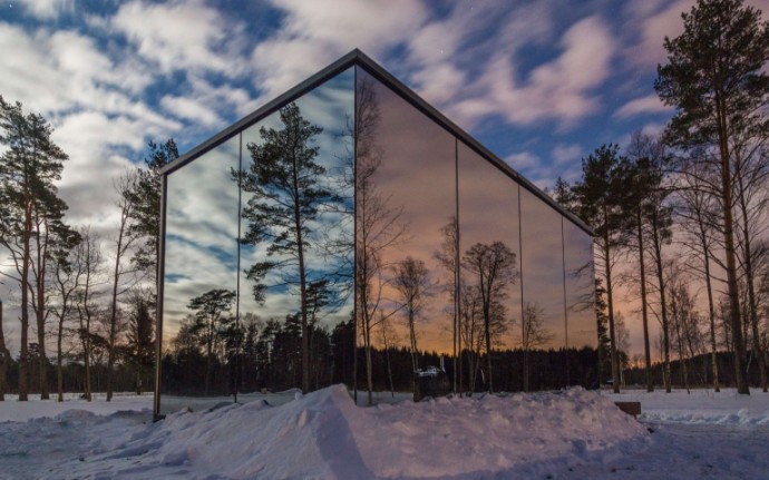 Мини-дом с зеркальным фасадом, разработанный эстонской компанией ÖÖD