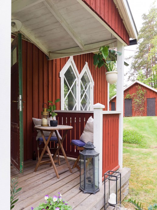 Небольшойдачный домик с оригинальными окнами в Швеции